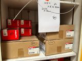 de nombreuses boîtes posées sur une étagère, avec une étiquette de prix