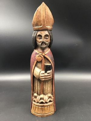 un gros plan sur la statue d'un homme coiffé d'un chapeau