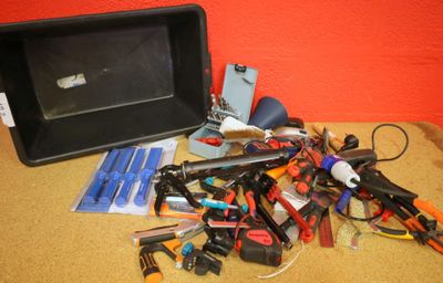 une photo montrant un assortiment d'outils posés sur une table