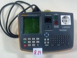 une image représentant une calculatrice posée sur une table blanche