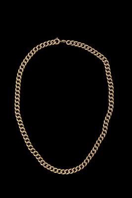 un collier à chaîne en or sur fond noir