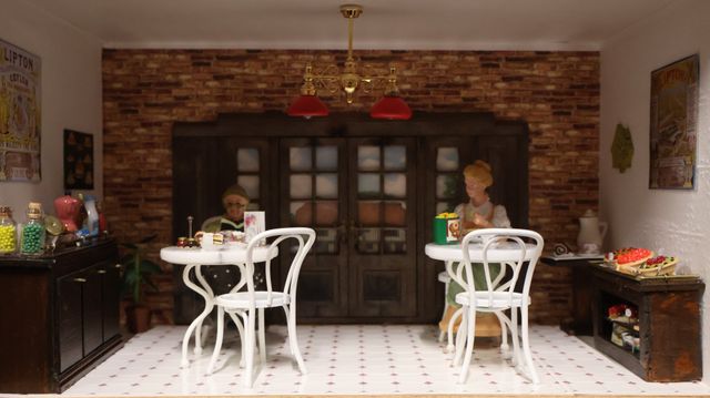 Diorama. Composition miniature, dans une vitrine en bois, vitre e...