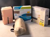 beaucoup de cartons et un sac posés sur une table