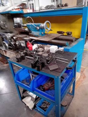 un établi avec des outils dans un garage