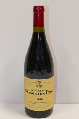une bouteille de vin posée sur une table