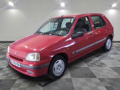 une voiture rouge garée sur un sol à damier