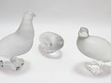 trois figurines d'oiseaux assis l'un sur l'autre