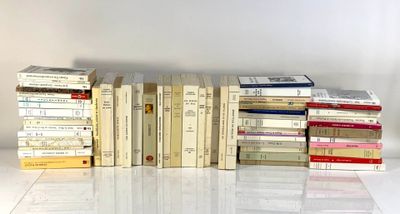un grand nombre de livres empilés les uns sur les autres