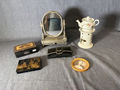 un grand nombre d'objets posés sur une table