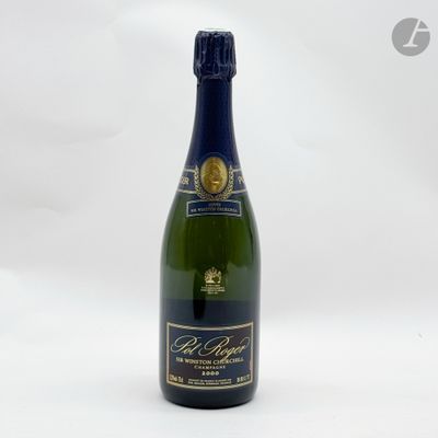 une bouteille de champagne posée sur une surface blanche, avec un fond blanc