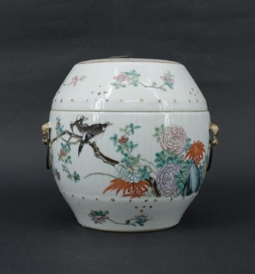 un vase blanc sur lequel sont peints un oiseau et des fleurs