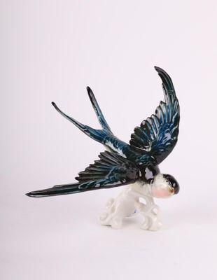 une figurine représentant un oiseau posé sur une table