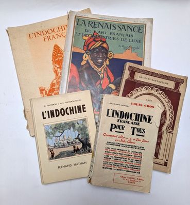 plusieurs livres sont empilés sur une table