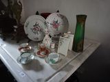 une table sur laquelle sont disposées de nombreuses pièces de vaisselle