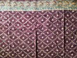 une photo en gros plan d'un tapis violet et bleu