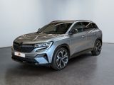 un SUV argenté garé dans une pièce aux murs blancs