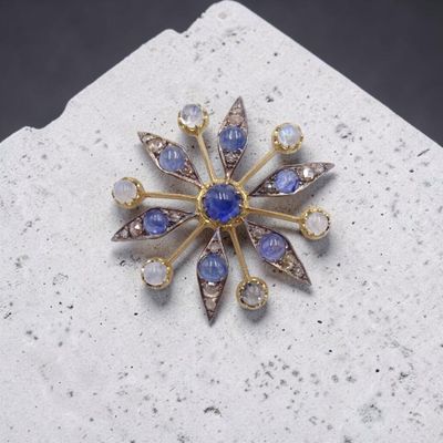 une image représentant une broche bleue et blanche posée sur une surface blanche