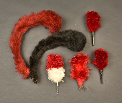 beaucoup de plumes rouges et blanches sur un fond gris