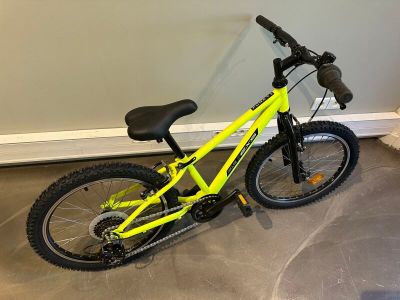 un vélo jaune qui se trouve dans une pièce