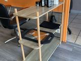 une table, un miroir et une chaise dans la pièce