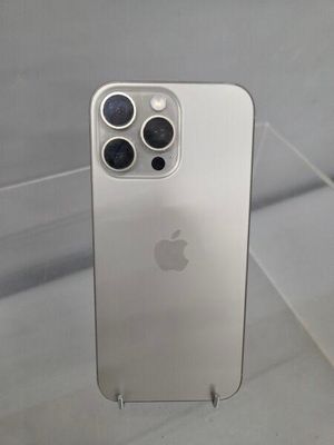 Un iPhone 11 Pro d'Apple est exposé dans une vitrine en verre.