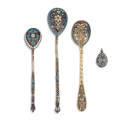 un ensemble composé de trois cuillères et d'une broche, broche, broche, broche, bro