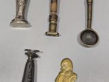de nombreux types de cuillères et de cuillères à soupe disposées sur une surface blanche