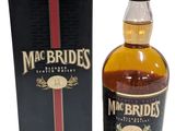La bouteille de Mac Bride se trouve à côté de la boîte.