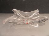 un bol en verre posé sur une table