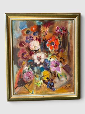 une peinture à l'huile représentant un vase de fleurs, dans un cadre doré accroché au mur