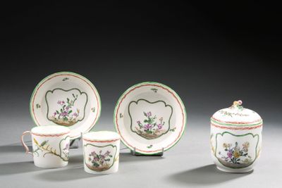 quatre pièces de vaisselle exposées sur une table