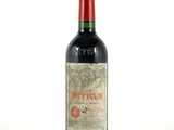 une bouteille de vin posée sur une table