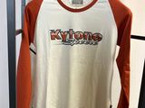 un t-shirt à manches longues orange et blanc, orné d'un logo