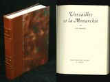 deux livres posés l'un à côté de l'autre sur une table
