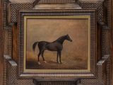 une peinture à l'huile représentant un cheval dans un champ, encadrée dans un cadre en bois