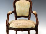 une image représentant une chaise dont l'assise est recouverte d'un tissu beige