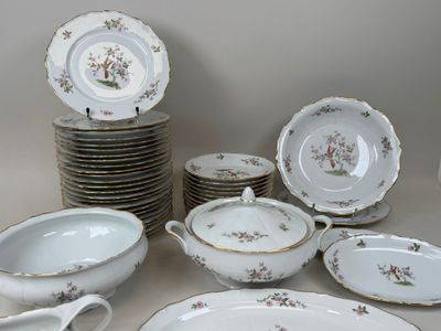 un grand nombre d'assiettes et de bols posés sur une table