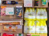 de nombreuses boîtes de nourriture et de boissons empilées sur une étagère