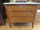 une commode en marbre exposée dans un magasin