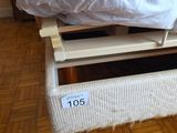 un lit recouvert d'un couvre-lit blanc