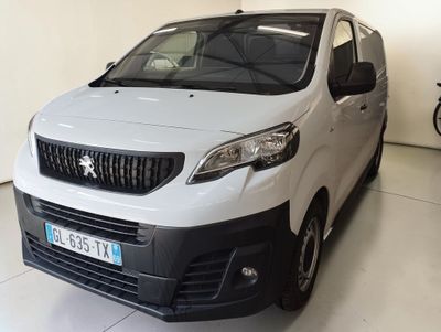 une camionnette blanche garée dans un garage