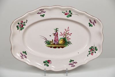 SAINT CLEMENT. Plat ovale en faïence à décor polychrome de c…