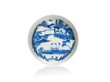 une assiette bleue et blanche ornée d'un motif représentant des animaux