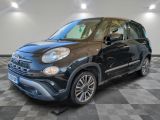 Le SUV Fiat noir est garé sur un sol en carrelage à damier.