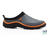 gros plan d'une paire de chaussures sur fond blanc