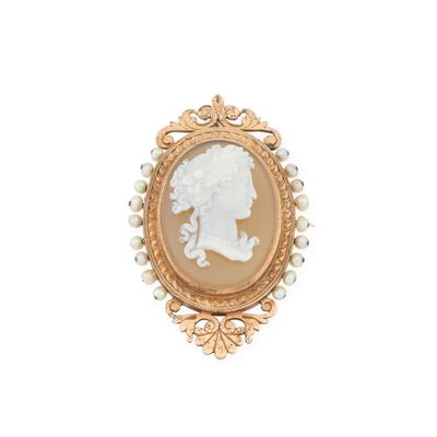 une image représentant une broche-cameo en or et blanc ornée de perles