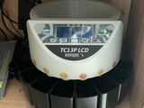 une machine posée sur une étagère