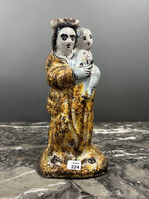 Vierge à l'Enfant en faïence polychrome. La robe et le socle…