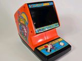 une console de jeux orange et noire, dotée d'un écran sur le dessus