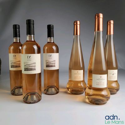 plusieurs bouteilles de vin posées les unes à côté des autres sur une table